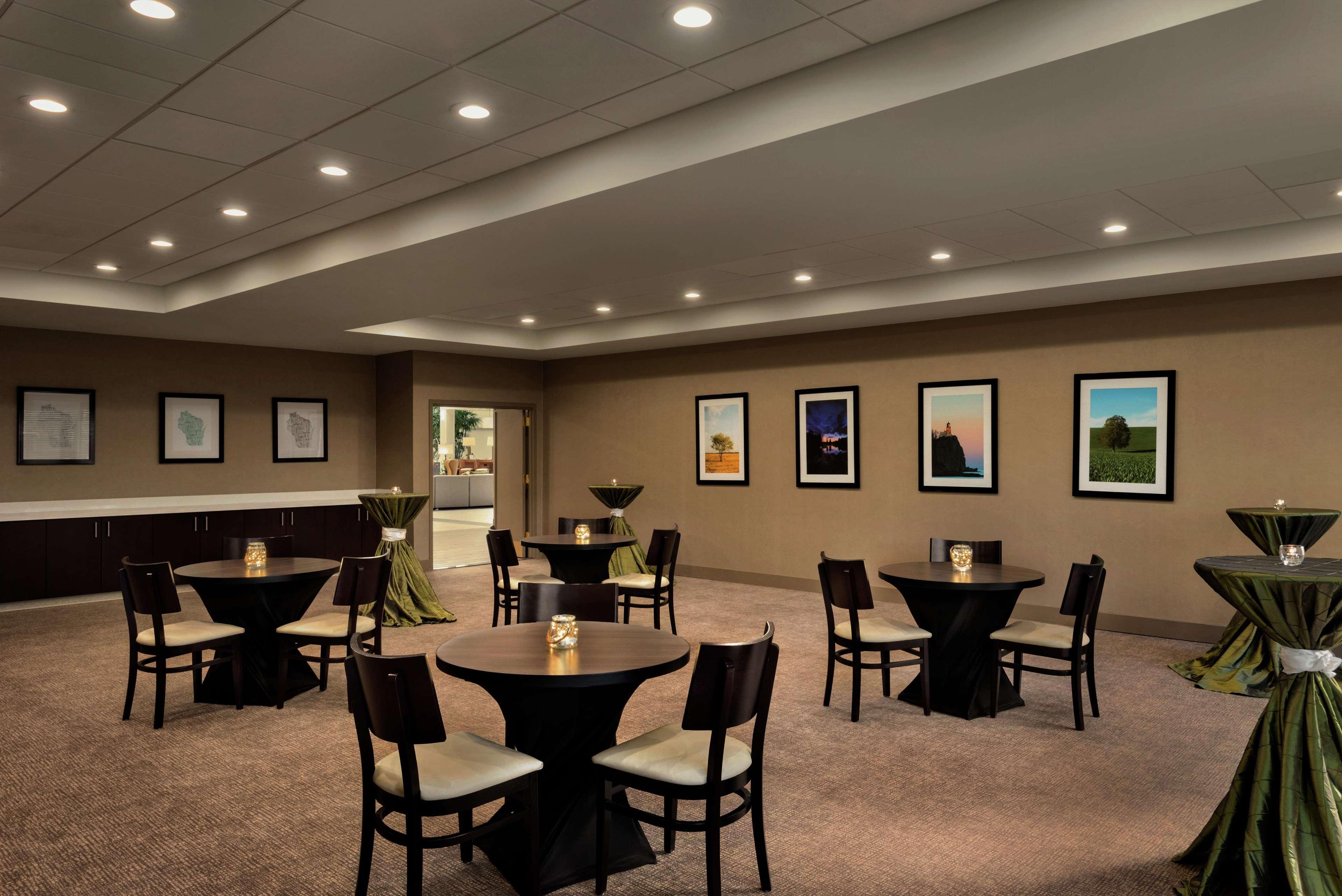 Embassy Suites By Hilton Milwaukee Brookfield Exterior foto