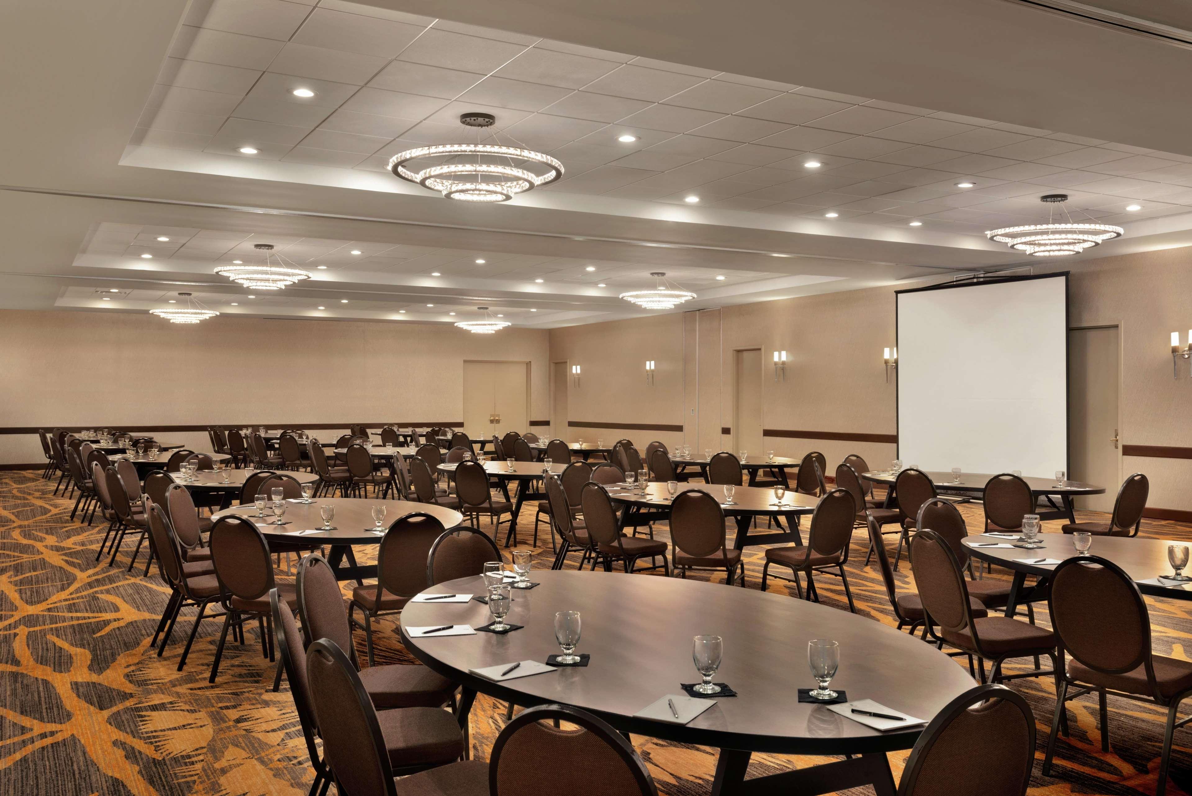 Embassy Suites By Hilton Milwaukee Brookfield Exterior foto