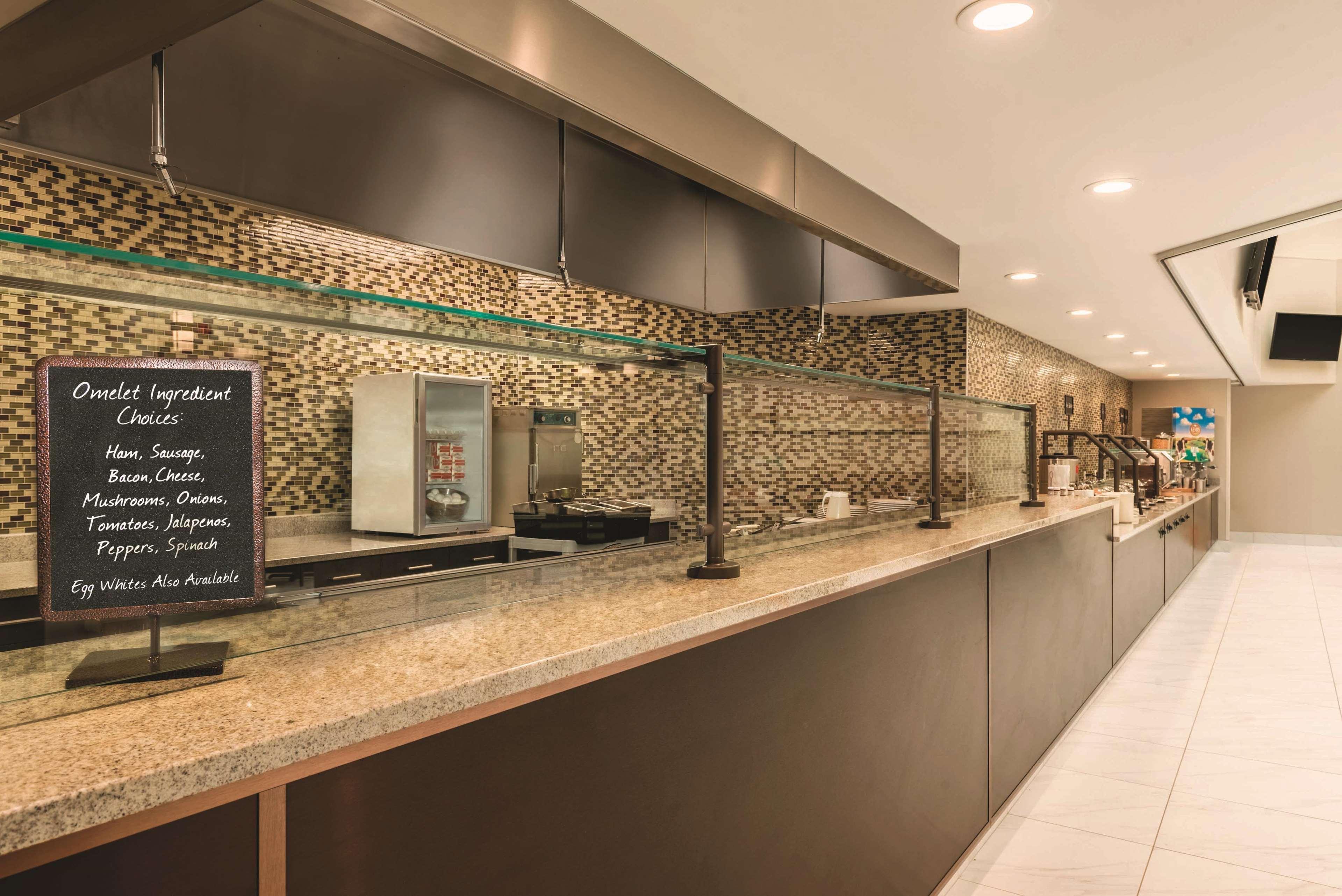 Embassy Suites By Hilton Milwaukee Brookfield Exterior foto