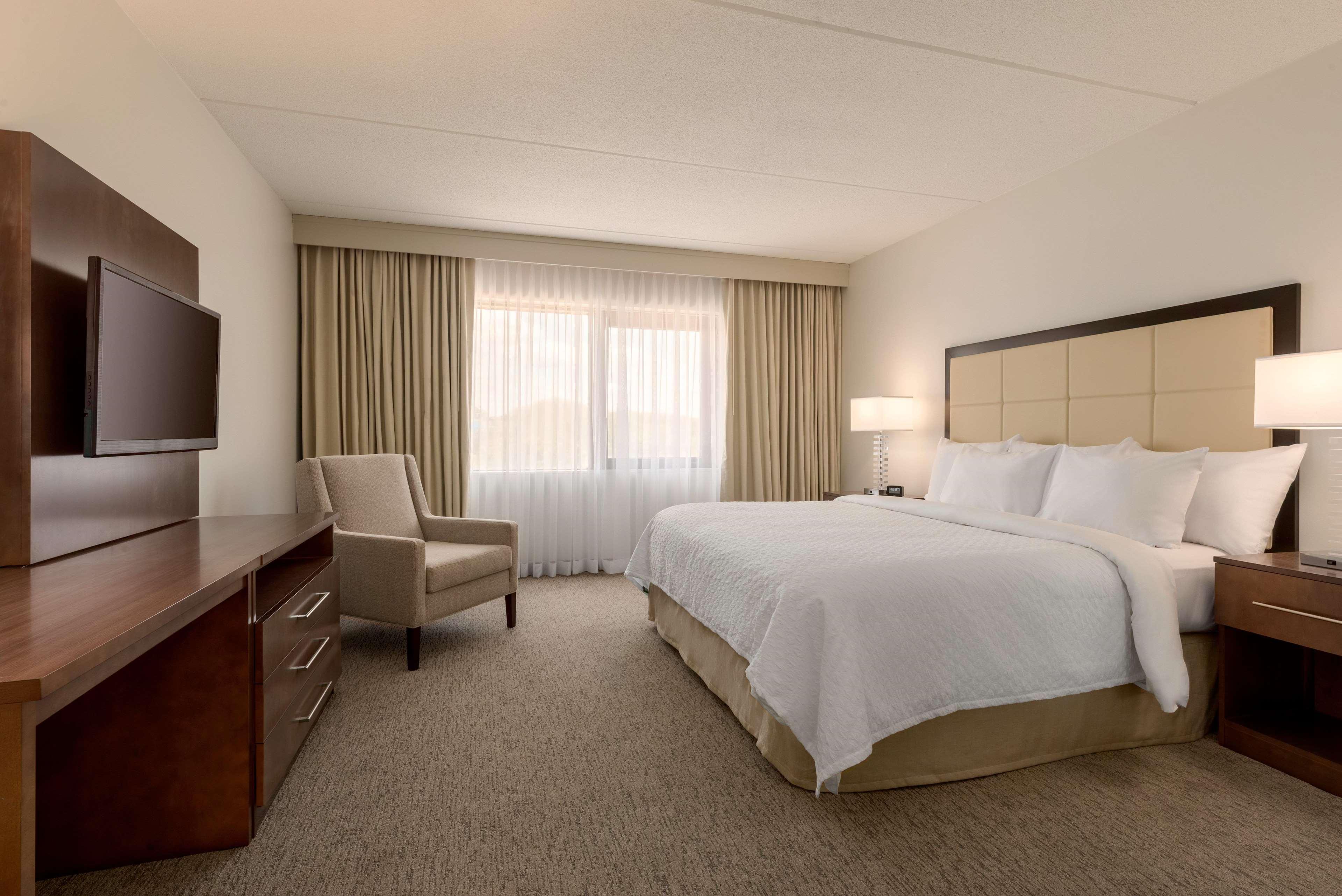 Embassy Suites By Hilton Milwaukee Brookfield Exterior foto