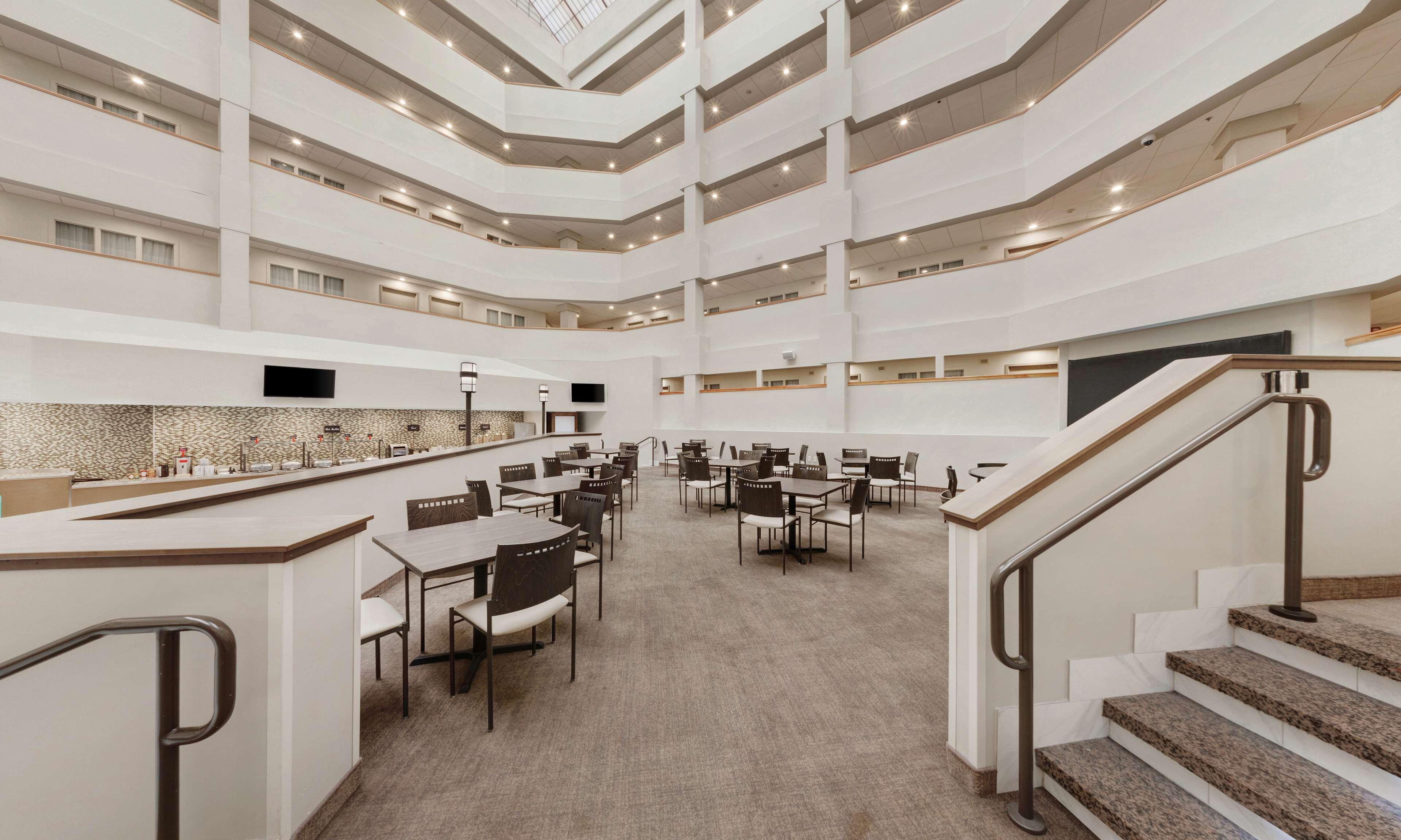 Embassy Suites By Hilton Milwaukee Brookfield Exterior foto
