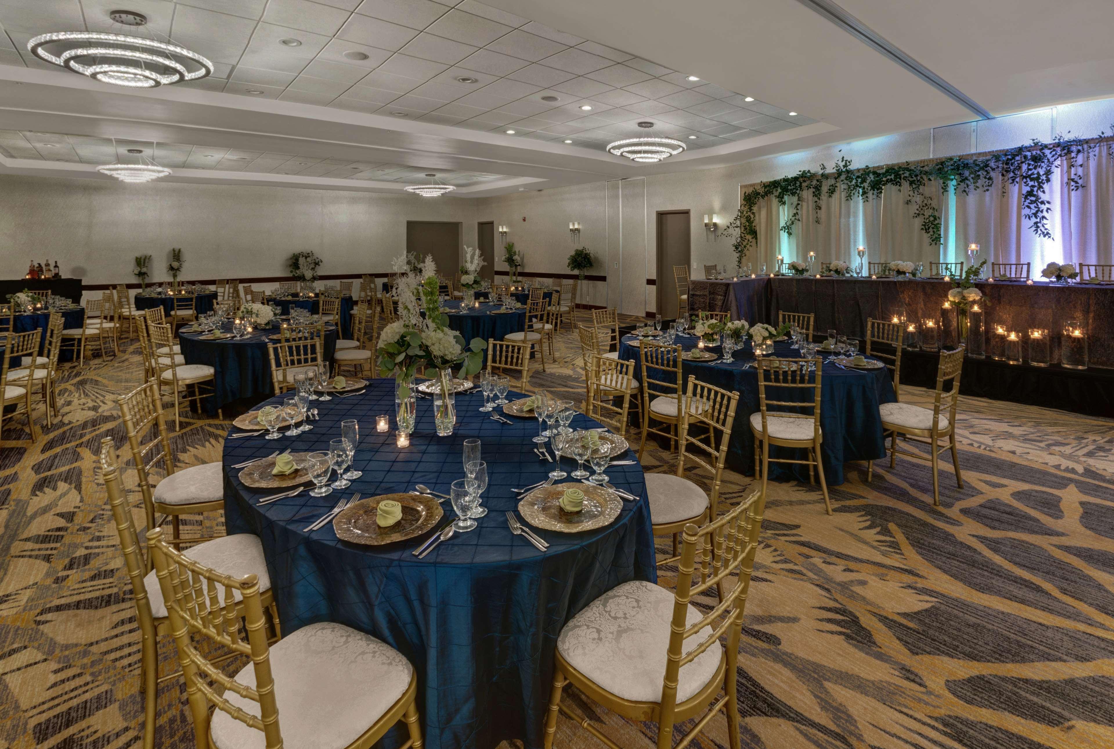 Embassy Suites By Hilton Milwaukee Brookfield Exterior foto