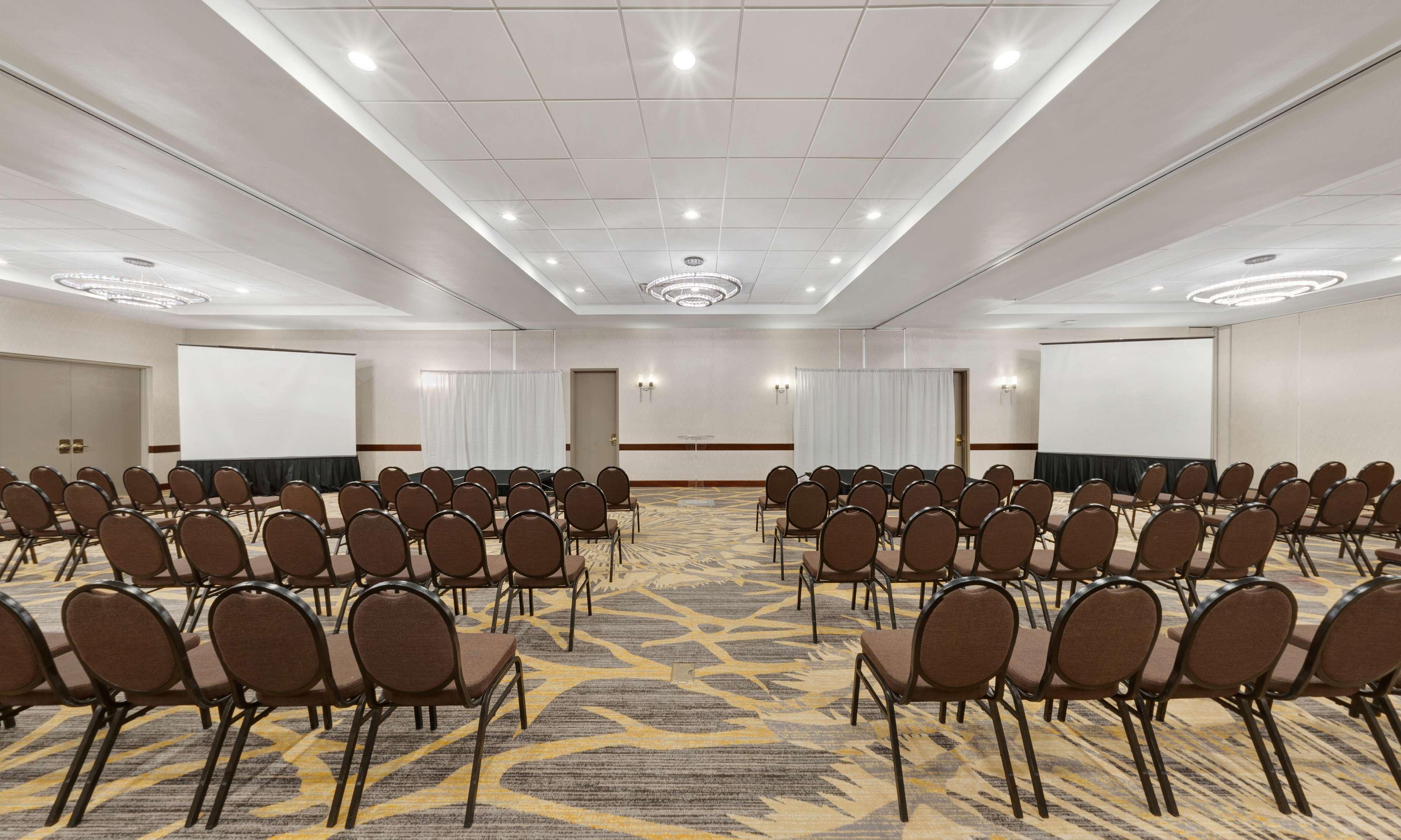 Embassy Suites By Hilton Milwaukee Brookfield Exterior foto